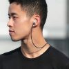 Uniq Vencer szilikon fekete tok karabinerrel és fülhallgató zsinórral Airpods 3